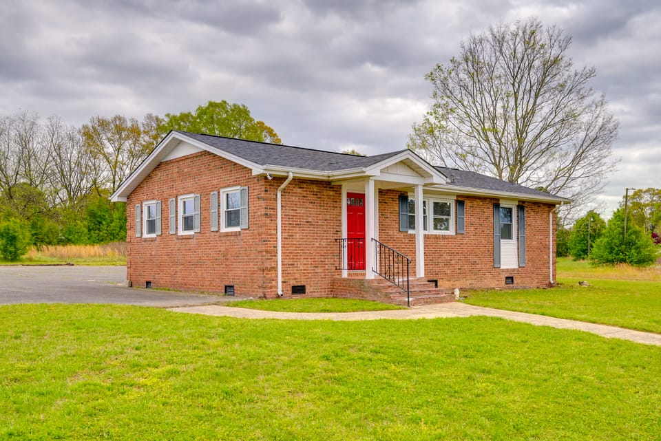 Hiking, Blackjack & More! Charming Home in Grover House in South Carolina