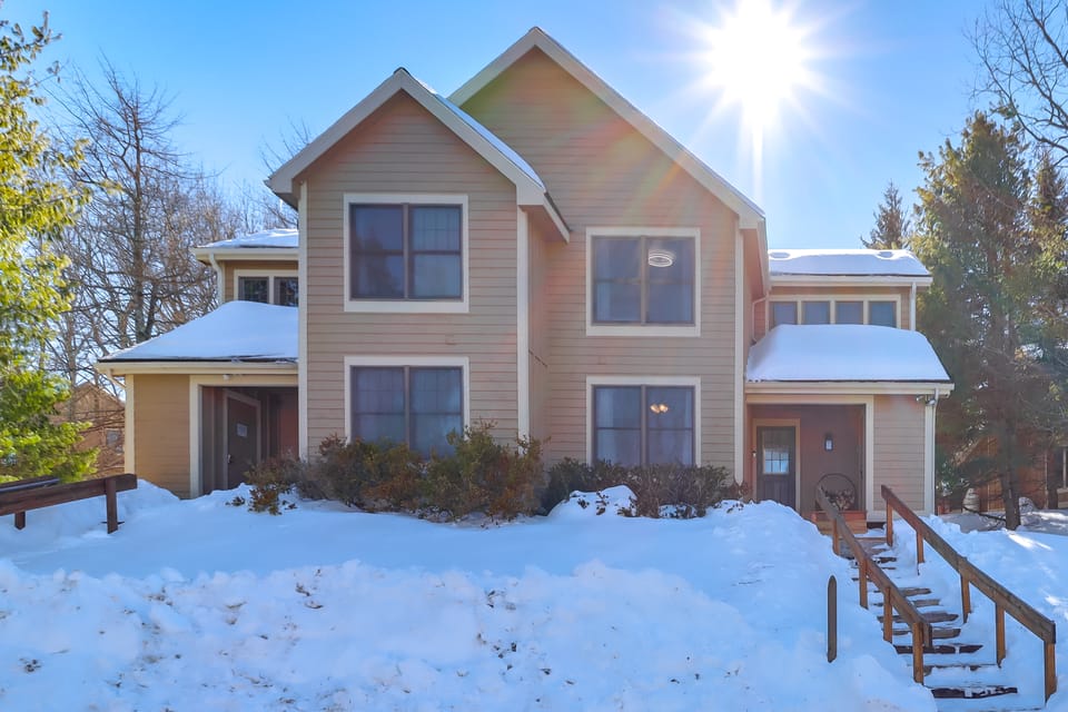 Near Slopes, Trails & Fun! Camelback Townhome Apartment in Pocono Mountains