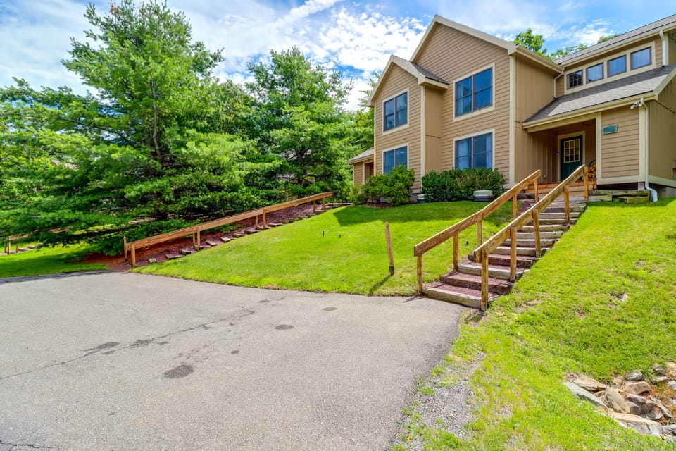 Near Slopes, Trails & Fun! Camelback Townhome Apartment in Pocono Mountains