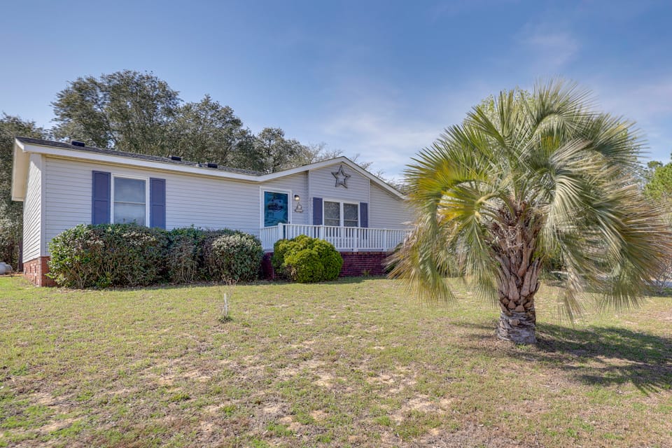 Nina's Beach Retreat: ~ 1 Mi to Holden Beach! House in Lockwoods Folly