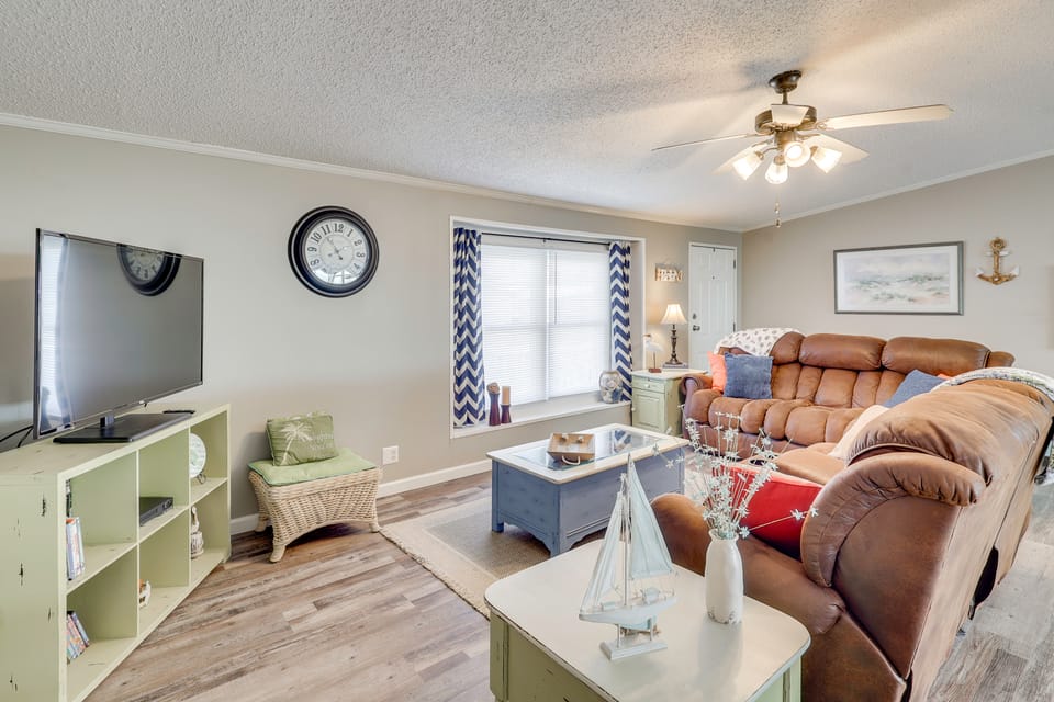 Nina's Beach Retreat: ~ 1 Mi to Holden Beach! House in Lockwoods Folly