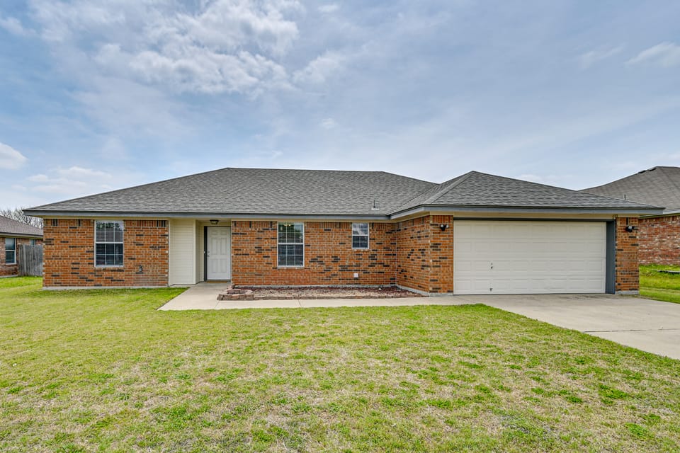 8 Mi to Fort Hood! Family Home w/ Patio & Yard House in Killeen