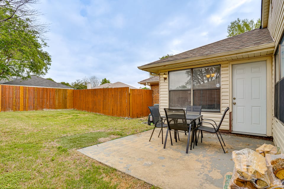 DFW Extended Stay! Convenient Family Home w/ Yard House in Coppell