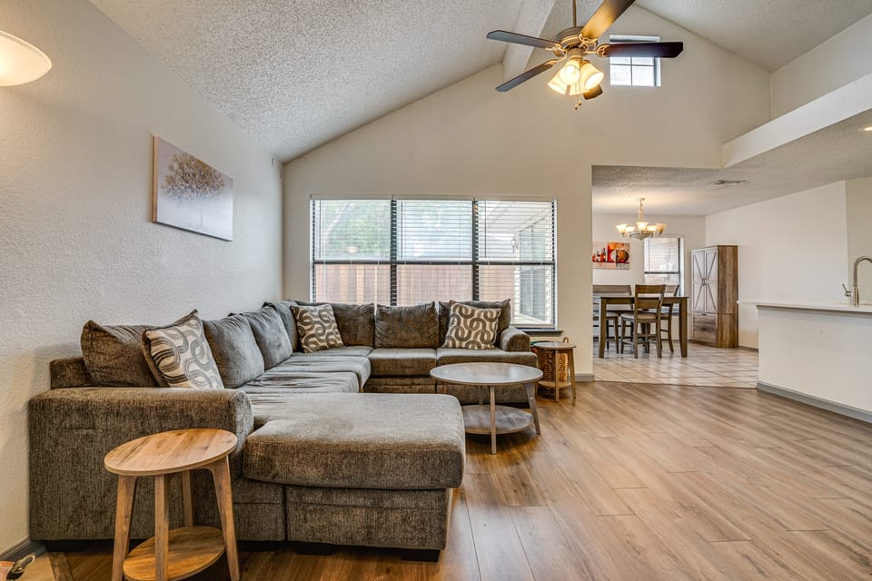 DFW Extended Stay! Convenient Family Home w/ Yard House in Coppell