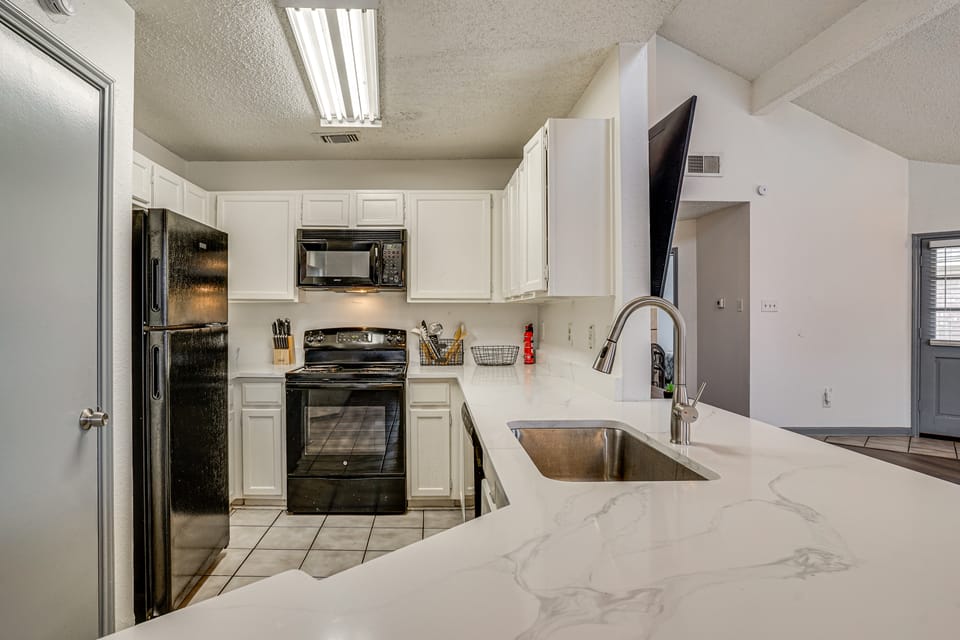 DFW Extended Stay! Convenient Family Home w/ Yard House in Coppell