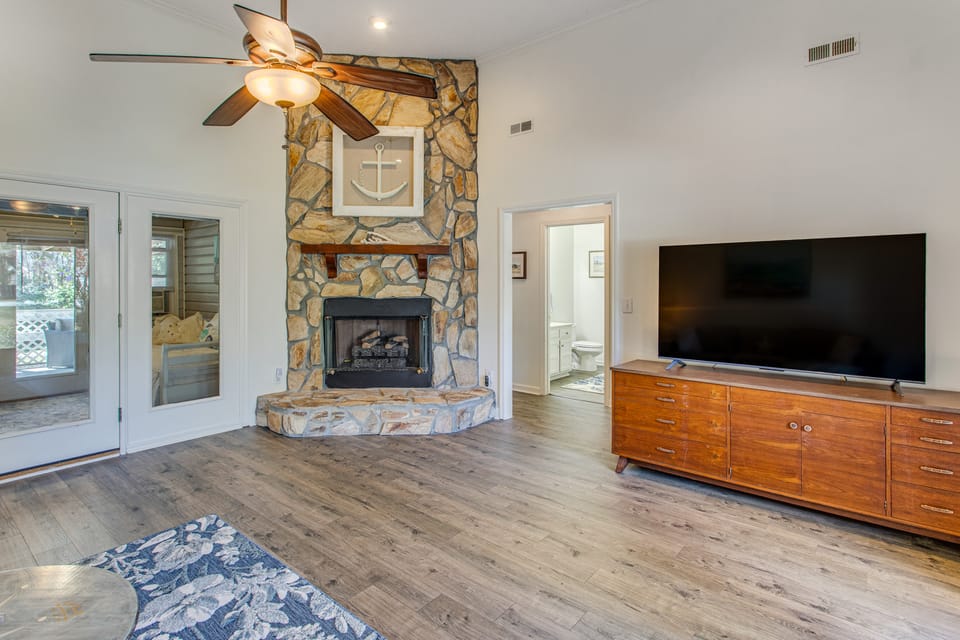 Coastal Retreat in Hampstead + Private Deck & Yard House in Topsail
