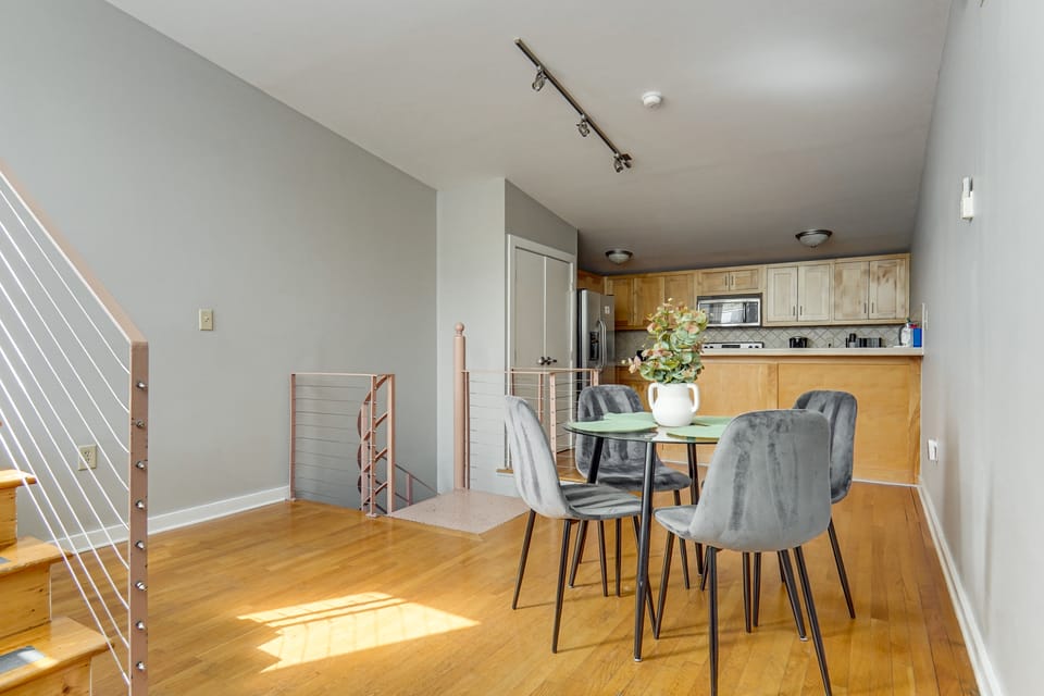 Walk Downtown | Rooftop Patio + 2 King Beds Apartment in Fayetteville