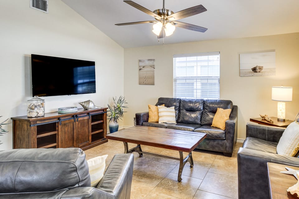 Walk or Ride to Beach! Family Home w/ Patio Lounge House in Port Aransas