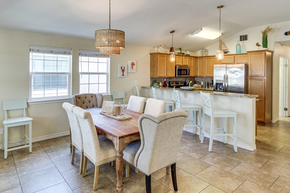 Walk or Ride to Beach! Family Home w/ Patio Lounge House in Port Aransas