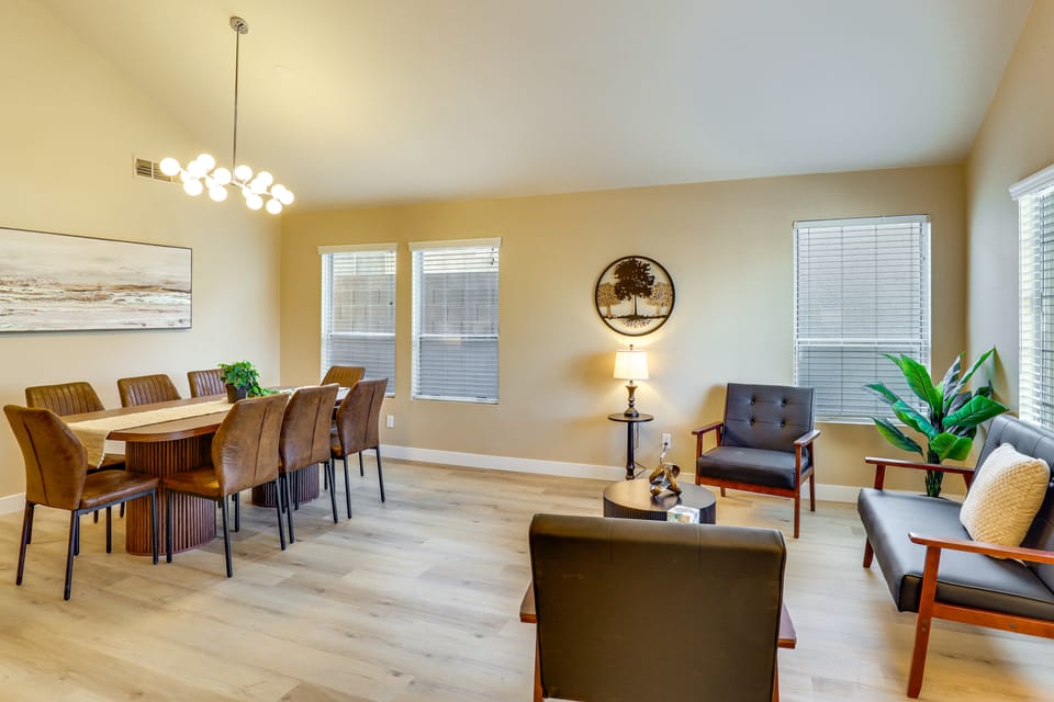 Remote Work Ready! Las Vegas Extended Retreat House in Silverado Ranch