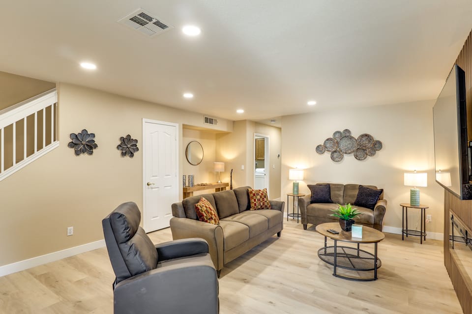 Remote Work Ready! Las Vegas Extended Retreat House in Silverado Ranch