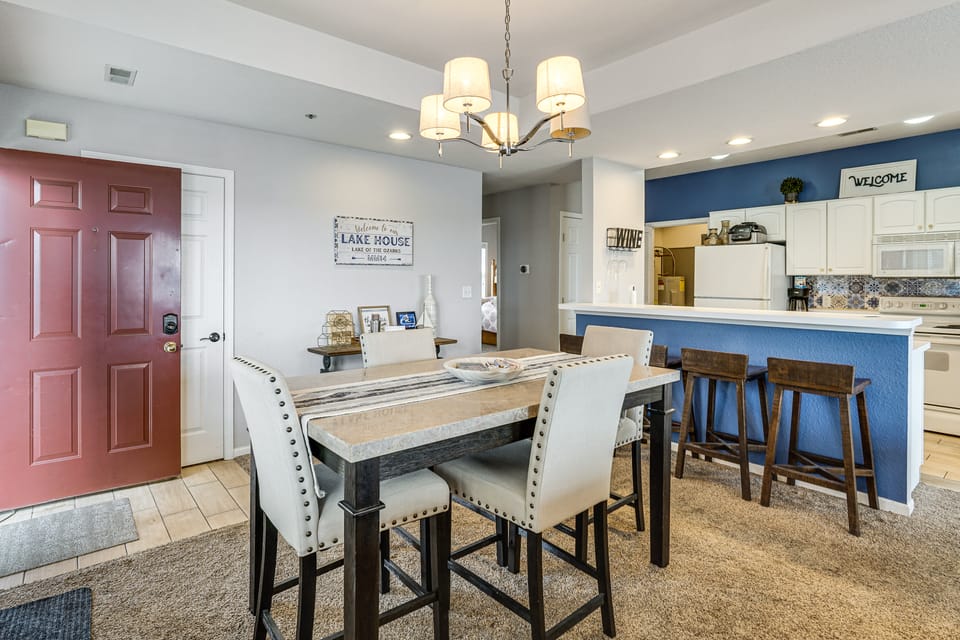 Pool Access! Lake Ozark Getaway w/ Balcony Apartment in Lake of the Ozarks