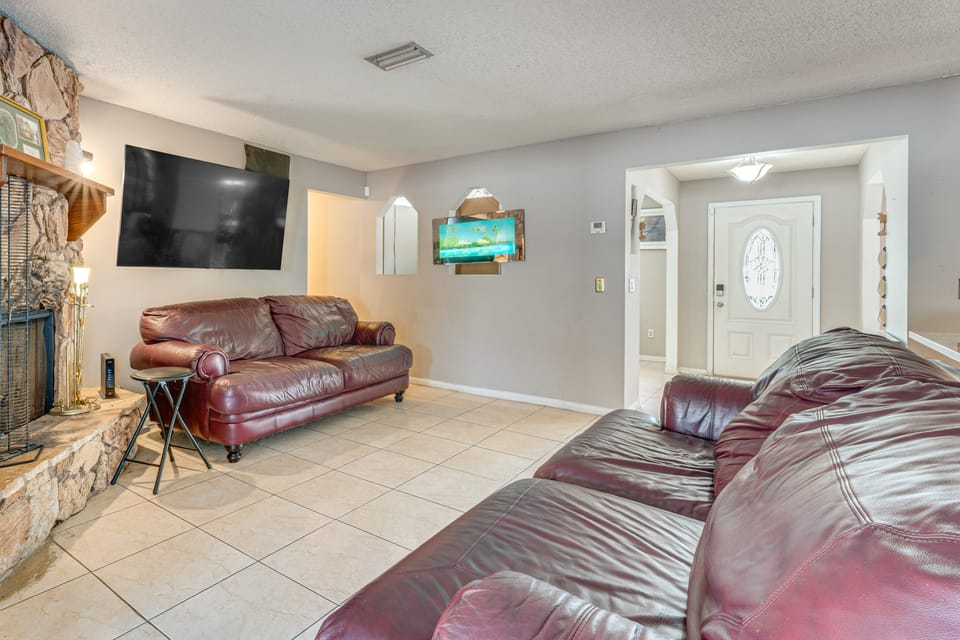 Theme Park Base! Suburban Home 14 Mi to Universal House in Orlando