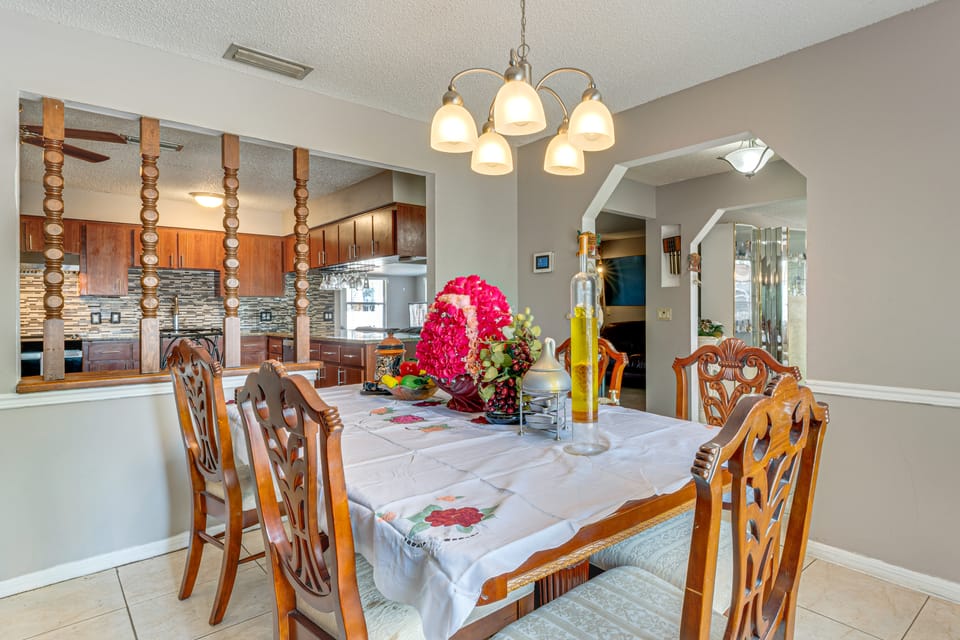 Theme Park Base! Suburban Home 14 Mi to Universal House in Orlando
