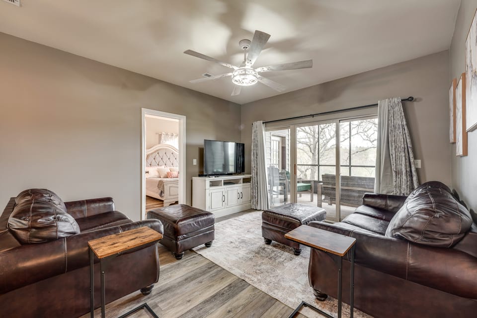 Relax Poolside! Golfer’s Oasis in Branson West Apartment in Table Rock Lake