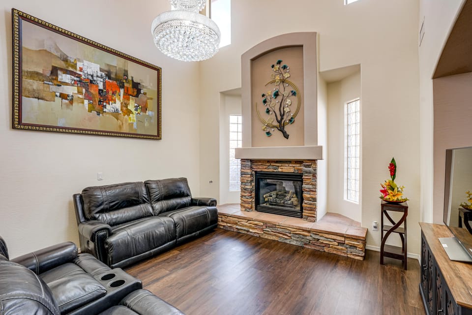 Swim-Up Bar & Games! Ultimate Goodyear Group Stay House in Goodyear