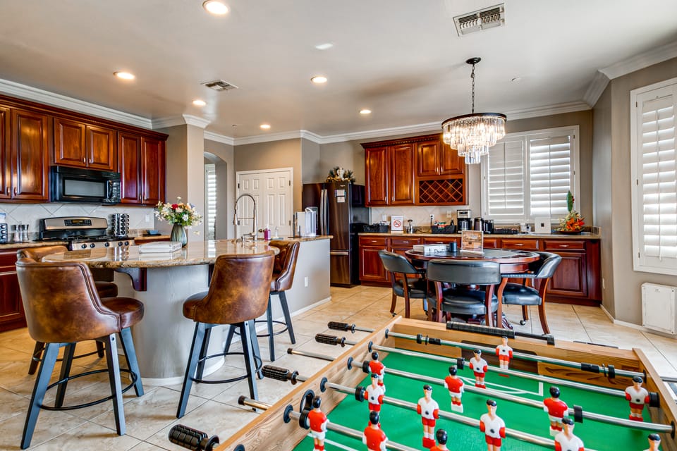 Swim-Up Bar & Games! Ultimate Goodyear Group Stay House in Goodyear