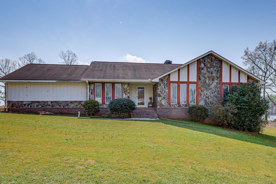 Waterfront Home w/ Views on Bear Creek Reservoir! House in Athens