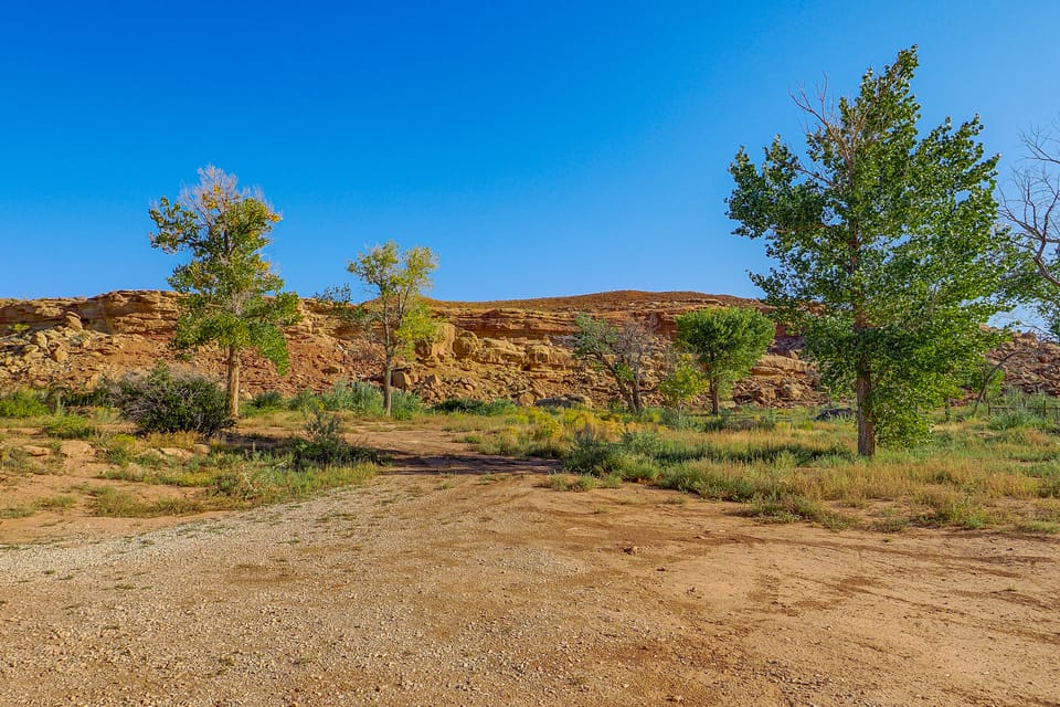 'Rustic Cliff Ranch' in Uintah Basin: Dogs Welcome House in Utah