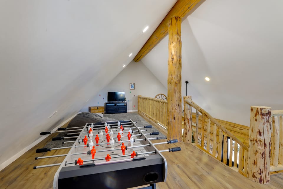 'Rustic Cliff Ranch' in Uintah Basin: Dogs Welcome House in Utah