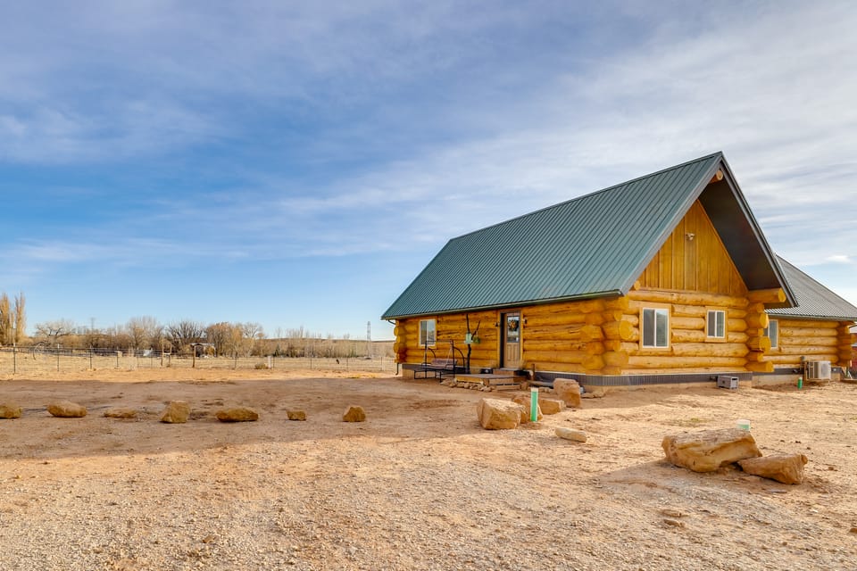 'Rustic Cliff Ranch' in Uintah Basin: Dogs Welcome House in Utah