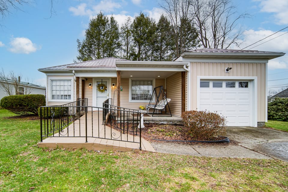 Walk to Edinboro Lake: Cozy Cottage w/ Porch! House in Edinboro