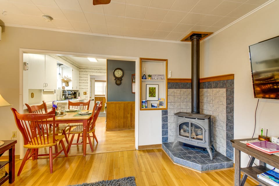 Walk to ‘Twilight’ Sites! Forks Home w/ Hot Tub House in Forks