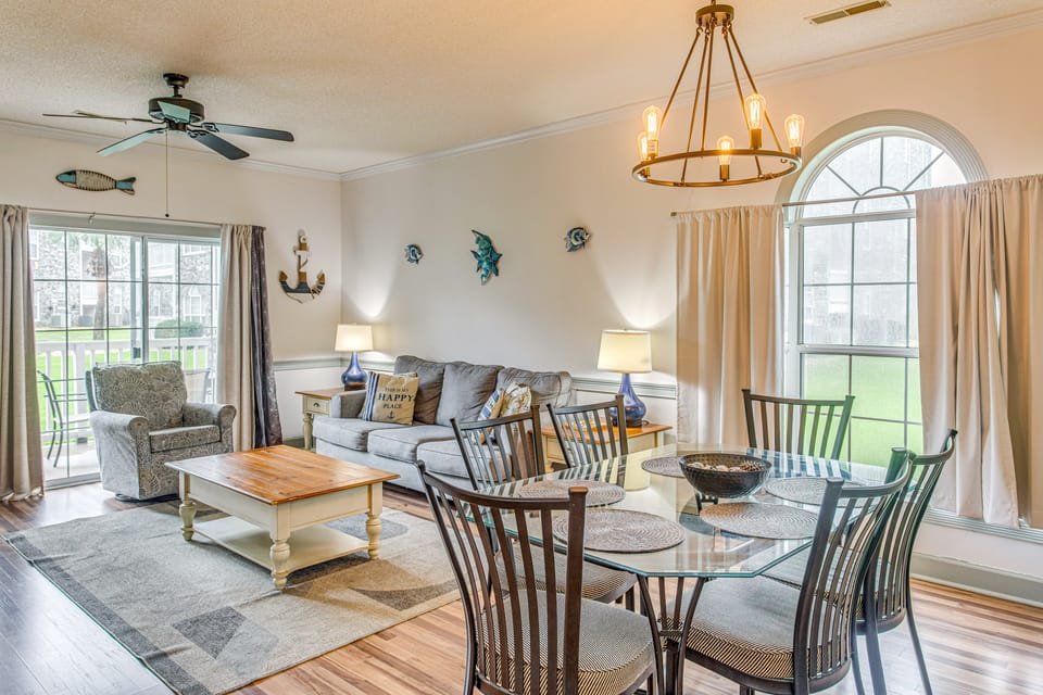 Relax Poolside & Golf! Myrtle Beach Resort Condo Apartment in Carolina Forest