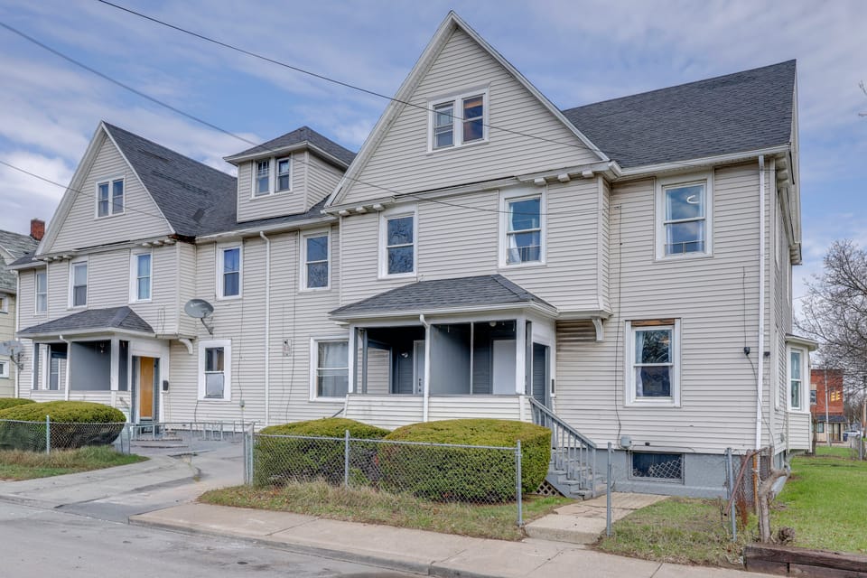 Free Parking! Townhome 3 Mi to Dtwn Rochester Apartment in Brighton