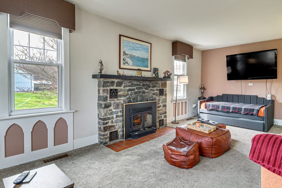 Private Lake, Hot Tub & Sauna: Poconos Retreat House in Pocono Mountains