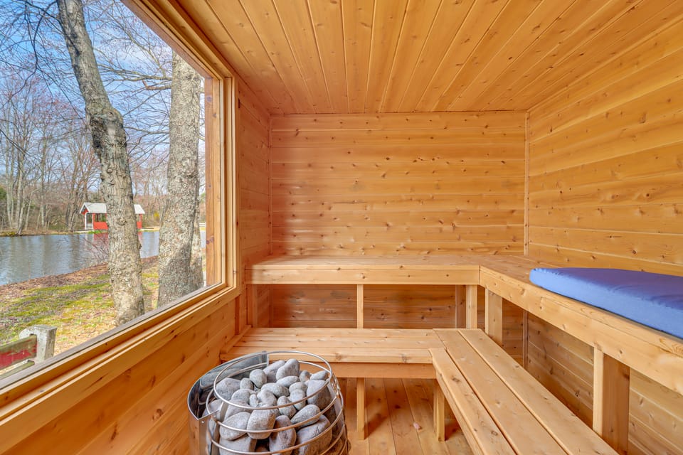 Private Lake, Hot Tub & Sauna: Poconos Retreat House in Pocono Mountains