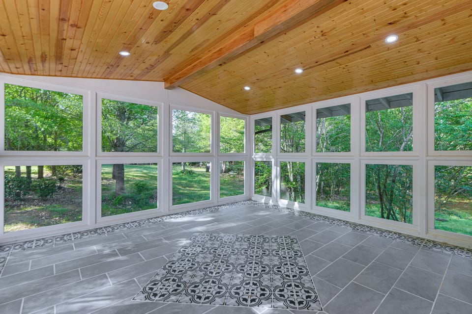 11 Acres & Balcony! Sleek Retreat in Americus House in Georgia