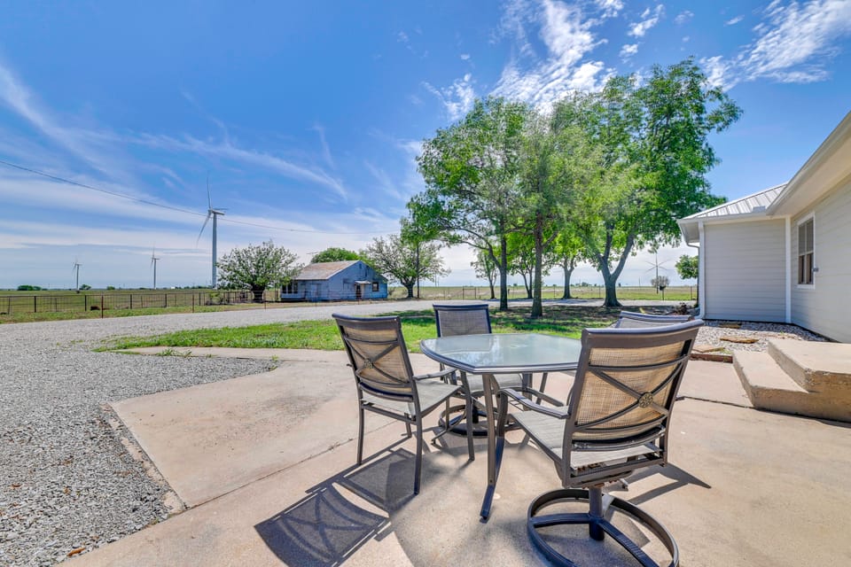 Rural Texas Retreat: Patio + Country Views! House in Oklahoma