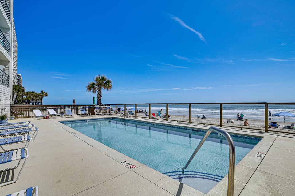 Walk to Pool & Beach! 3rd-Floor Murrells Inlet Gem Apartment in Garden City