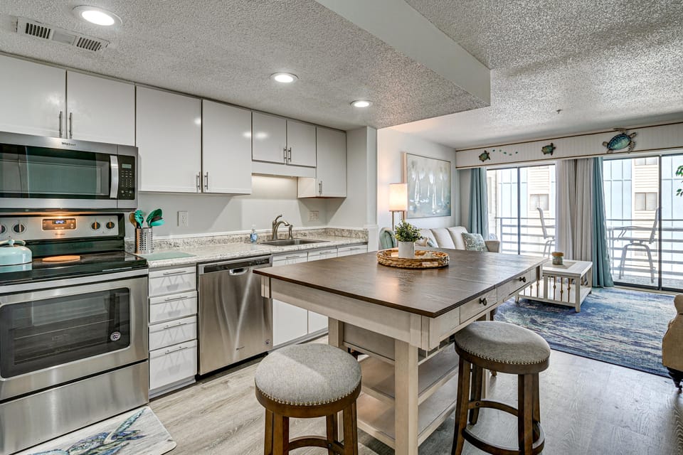 Walk to Pool & Beach! 3rd-Floor Murrells Inlet Gem Apartment in Garden City