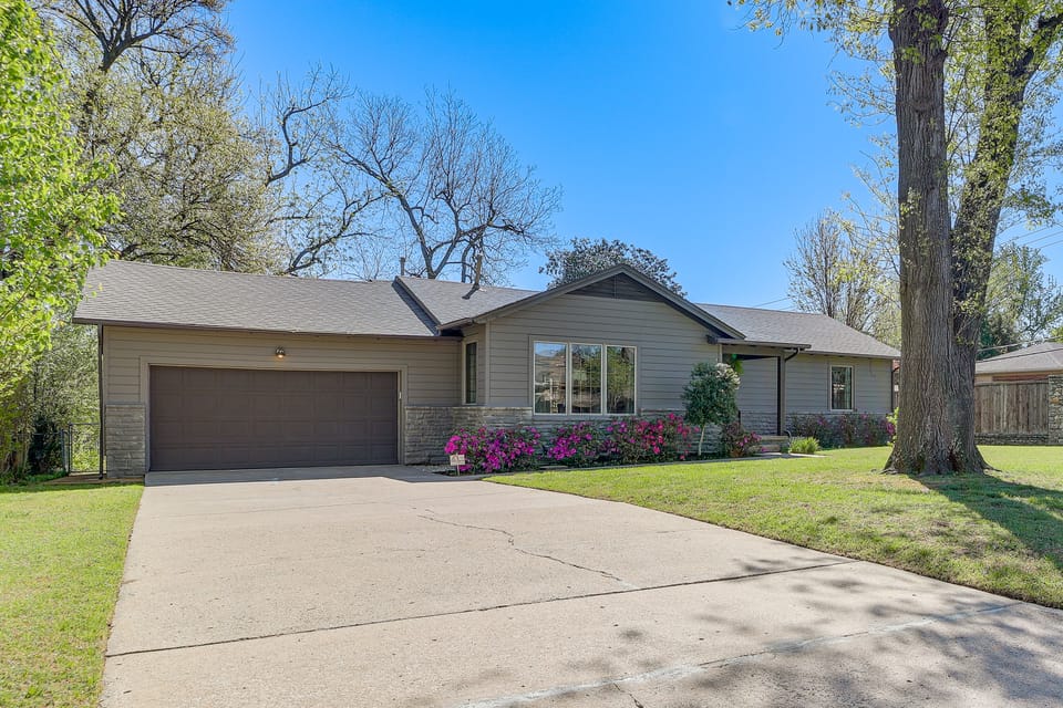 Midtown Tulsa Gem w/ MCM Decor: Private Deck, Yard House in Tulsa