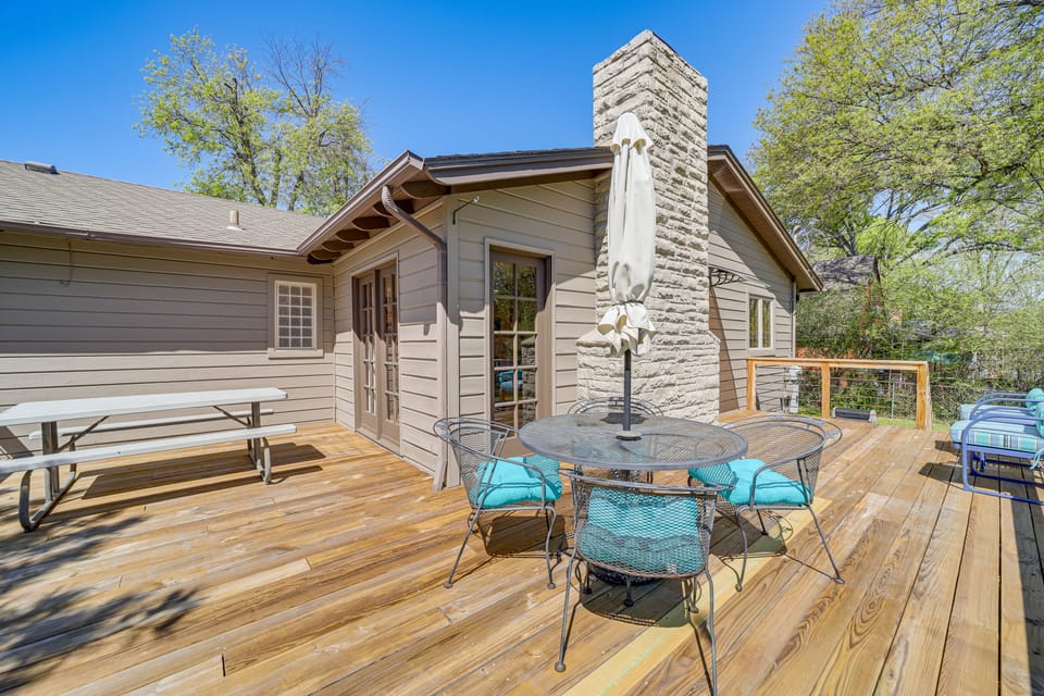 Midtown Tulsa Gem w/ MCM Decor: Private Deck, Yard House in Tulsa