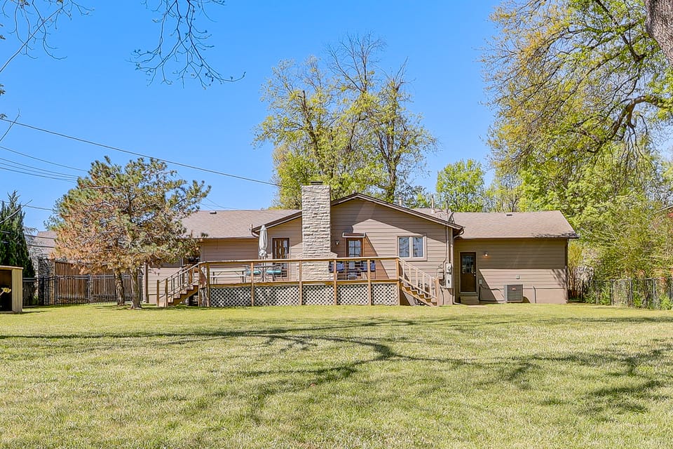 Midtown Tulsa Gem w/ MCM Decor: Private Deck, Yard House in Tulsa