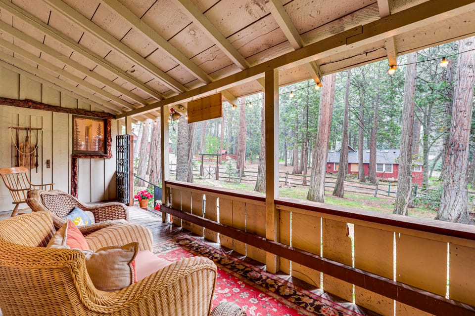 Gateway to Sequoia Nat’l! Rustic Cabin w/ Patio House in Camp Nelson