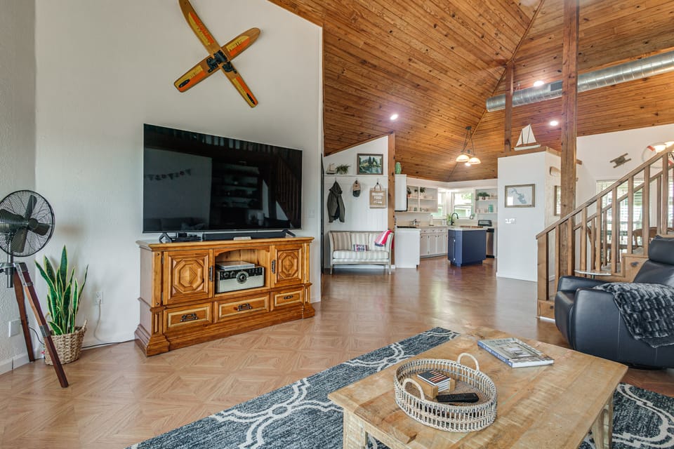 Boat, Fish, Unwind! Lakefront Livingston Getaway House in Lake Livingston