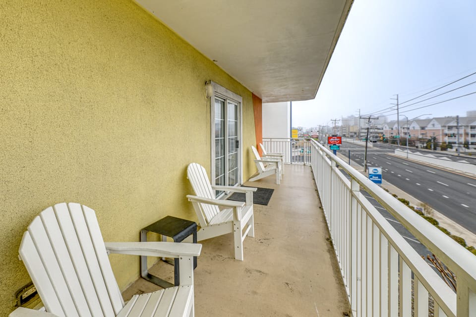 High Walkability, Pool Access! Ocean City Condo Apartment in Ocean City