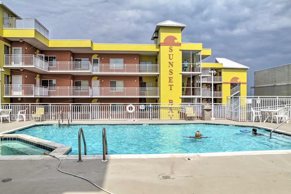 High Walkability, Pool Access! Ocean City Condo Apartment in Ocean City