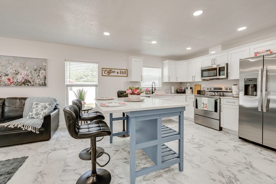 Game Room + Yard: Tampa Home By Theme Parks! House in Lake Magdalene