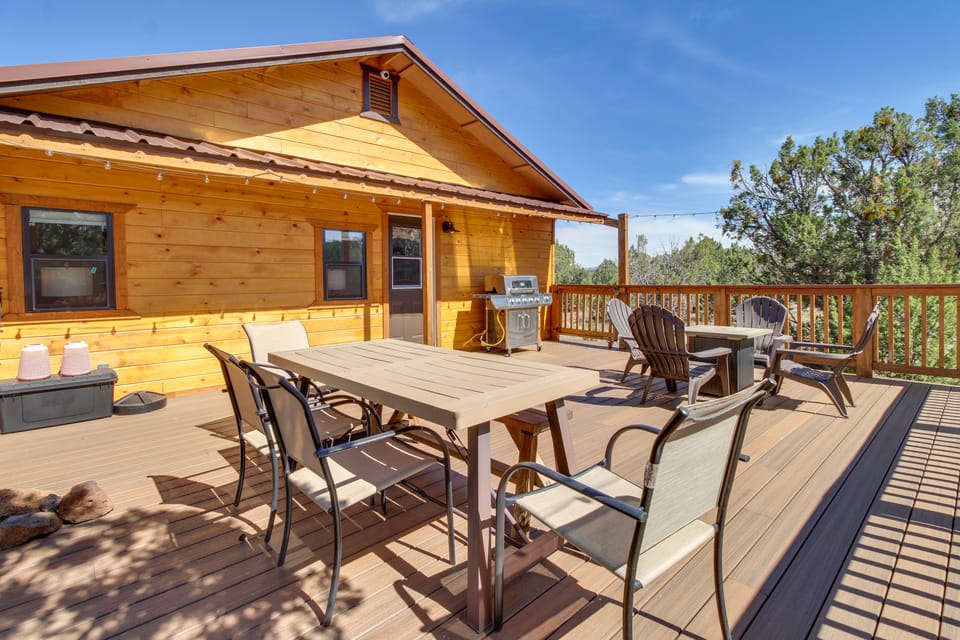 Walk to Private Lake! Family Cabin w/ Large Decks House in Arizona