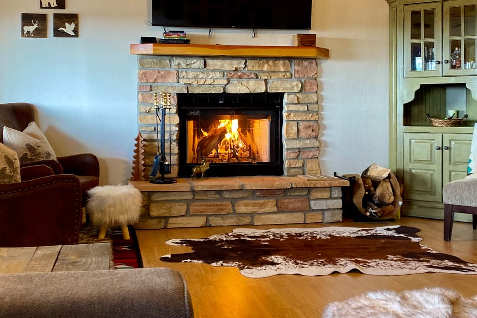 Walk to Private Lake! Family Cabin w/ Large Decks House in Arizona