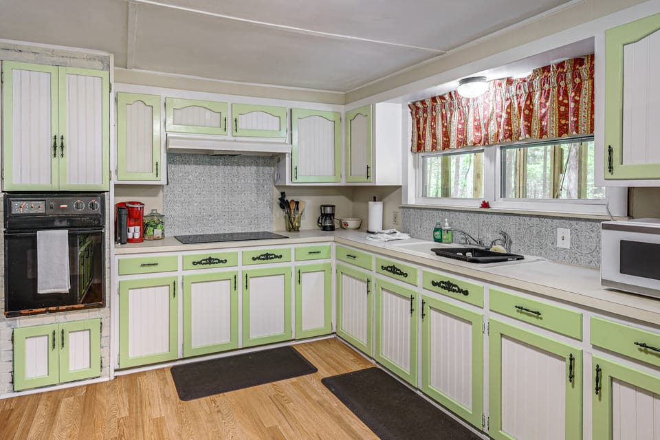 2 Mi to Cherokee Landing! Secluded Forest Escape House in Greers Ferry Lake