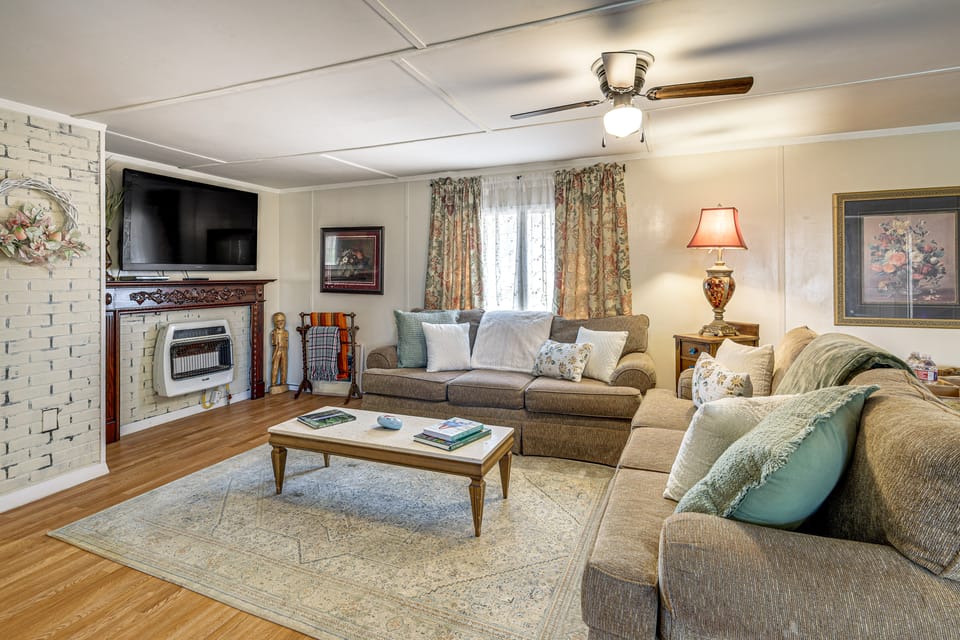 2 Mi to Cherokee Landing! Secluded Forest Escape House in Greers Ferry Lake