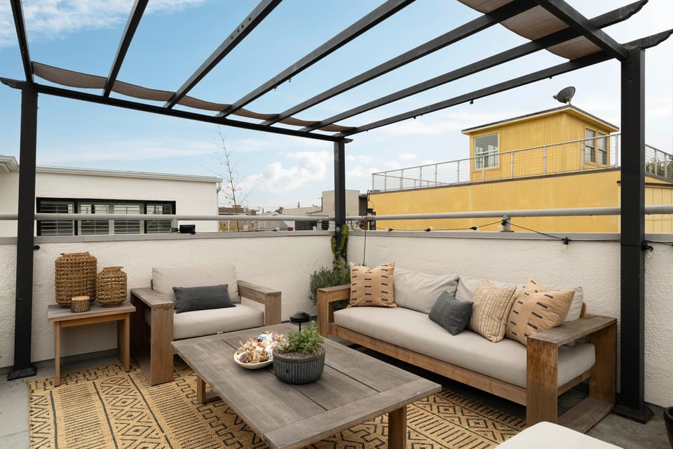 Walk to Venice Beach! Couple's Apt w/ Rooftop Deck Apartment in Venice Beach