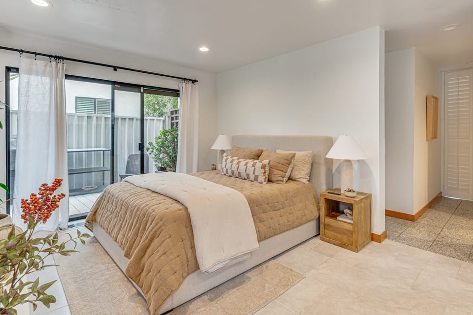 Walk to Venice Beach & More! Serene Apt w/ Patio Apartment in Venice Beach