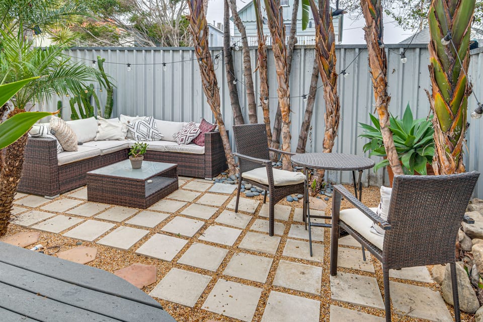 Walk to Venice Beach & More! Serene Apt w/ Patio Apartment in Venice Beach